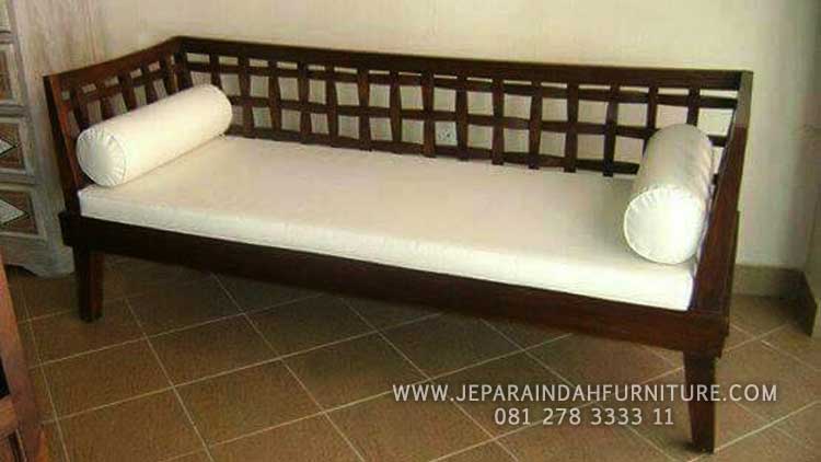 Sofa jati minimalis dengan bantalan yang nyaman