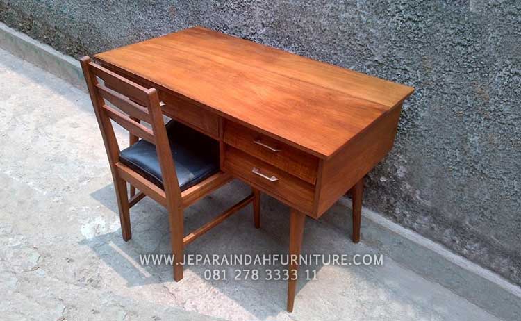 Set meja dan kursi belajar kayu jati untuk anak nyaman