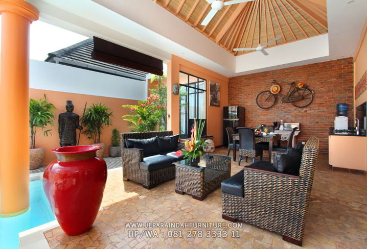 Ruang keluarga untuk bersantai bersama yang menghadap kolam renang